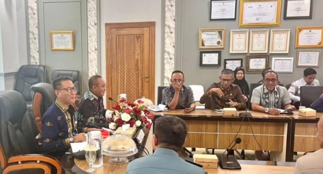 Sekda Kendari Pimpin Rakor Pembersihan dan Pengangkatan Bangkai Kapal di Teluk Kendari