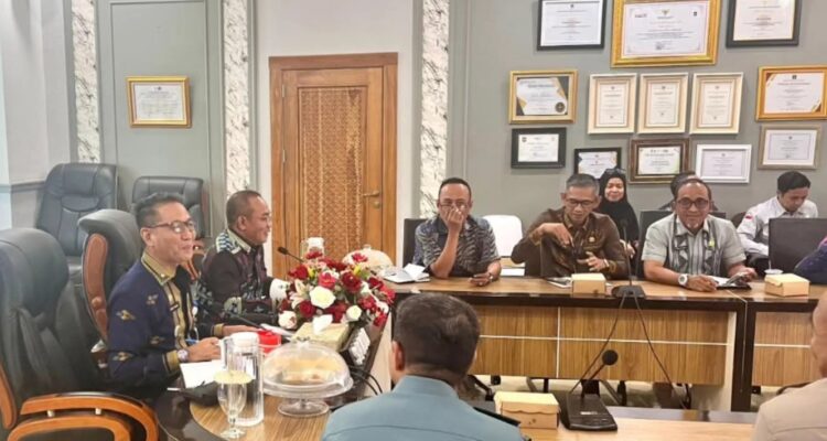 Sekda Kendari Pimpin Rakor Pembersihan dan Pengangkatan Bangkai Kapal di Teluk Kendari