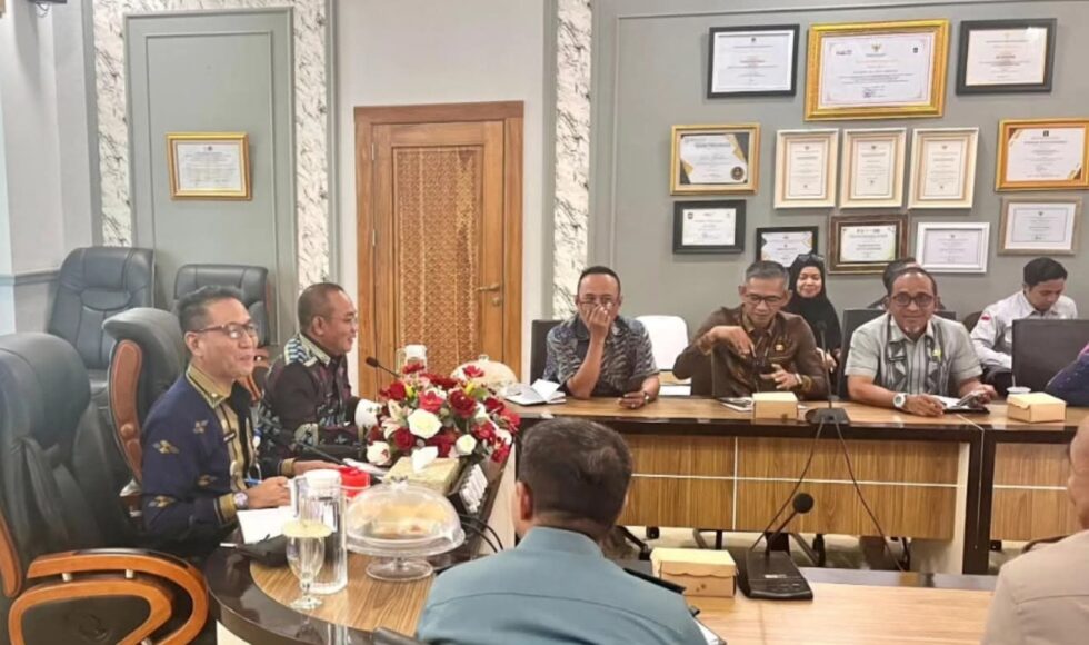 Sekda Kendari Pimpin Rakor Pembersihan dan Pengangkatan Bangkai Kapal di Teluk Kendari