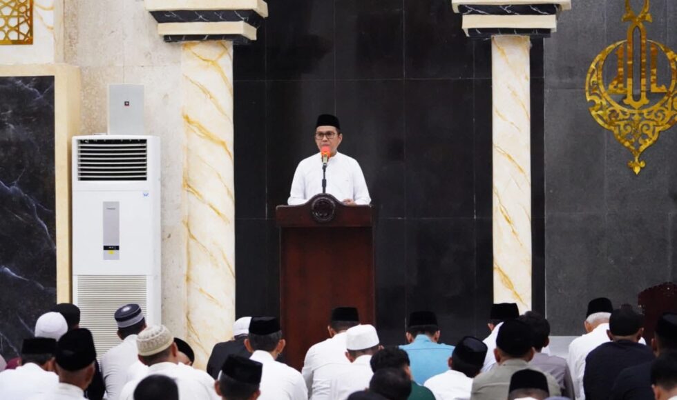 Bupati Kolaka Gelar Sholat Tarawih Perdana di Masjid Agung Khaera Ummah