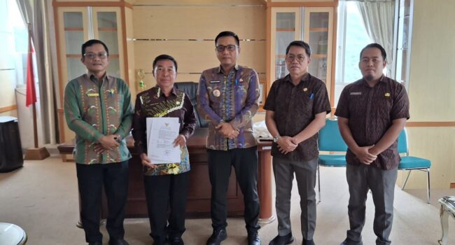 Sekda Koltim Serahkan SK Plt Lurah Inebenggi, Yusran Majid Resmi Menjabat