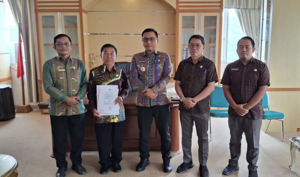 Sekda Koltim Serahkan SK Plt Lurah Inebenggi, Yusran Majid Resmi Menjabat