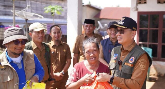 Bupati Kolaka Tinjau Lokasi Banjir di Tanggetada dan Watubangga, Salurkan Bantuan Sembako