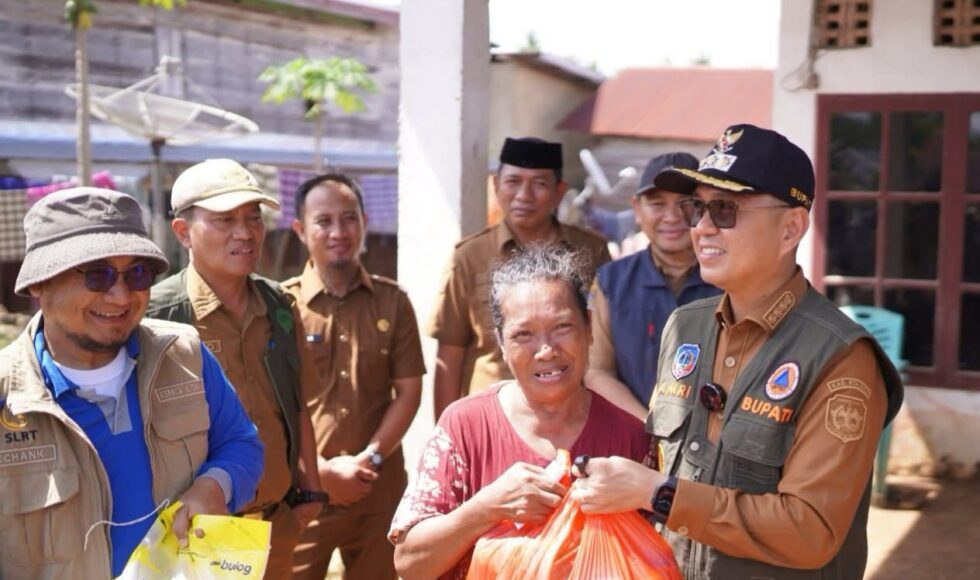 Bupati Kolaka Tinjau Lokasi Banjir di Tanggetada dan Watubangga, Salurkan Bantuan Sembako