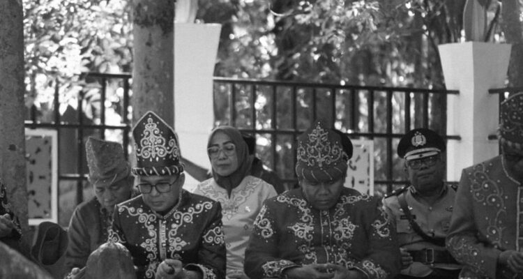 Peringati HUT ke-66 Kabupaten Kolaka, Bupati Ziarah ke TMPT Watalara dan Makam Sangia Nibandera