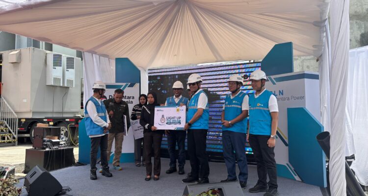 Dorong Potensi Wisata Bahari, PLN Sulselrabar Salurkan Bantuan Alat Diving dan Kapal di Desa Sani-Sani