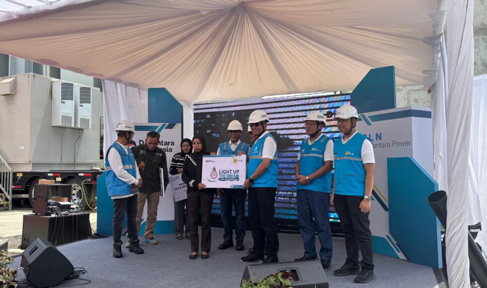 Dorong Potensi Wisata Bahari, PLN Sulselrabar Salurkan Bantuan Alat Diving dan Kapal di Desa Sani-Sani