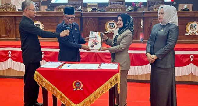Plt. Bupati Koltim Serahkan dan Jelaskan LKPJ Tahun Anggaran 2025 dalam Rapat Paripurna DPRD