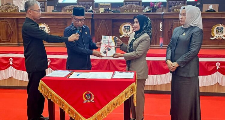 Plt. Bupati Koltim Serahkan dan Jelaskan LKPJ Tahun Anggaran 2025 dalam Rapat Paripurna DPRD