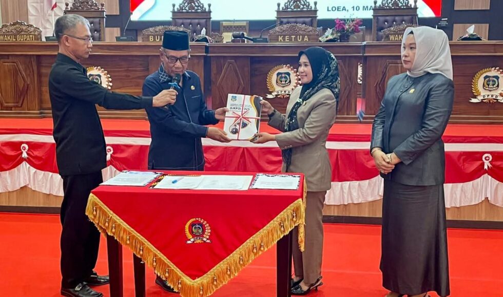 Plt. Bupati Koltim Serahkan dan Jelaskan LKPJ Tahun Anggaran 2025 dalam Rapat Paripurna DPRD